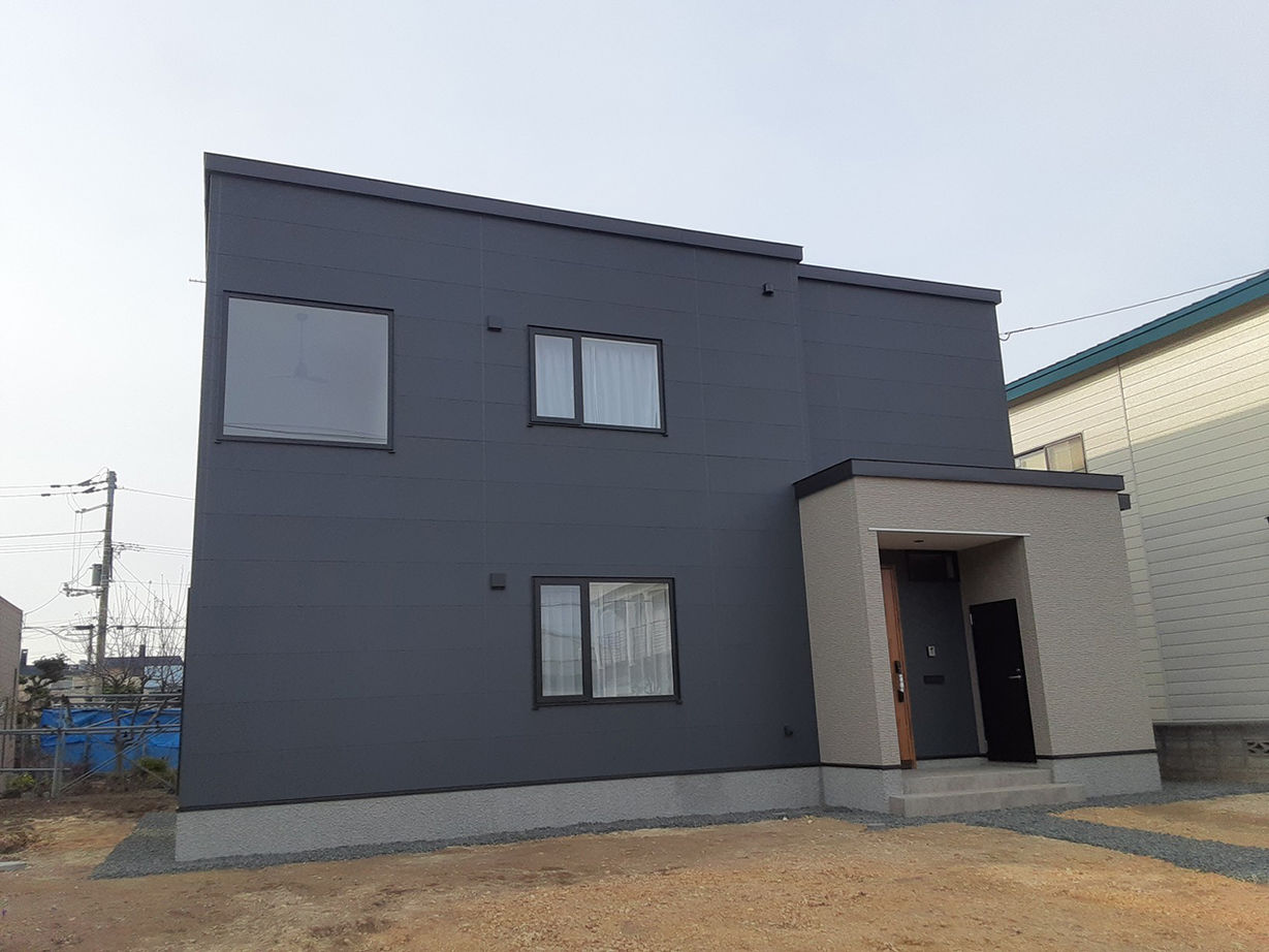 榎本建設 【2000万円台後半｜間取り図有】リビングに小上がりスペースがあり、人が集まって楽しく過ごす家の建築実例画像