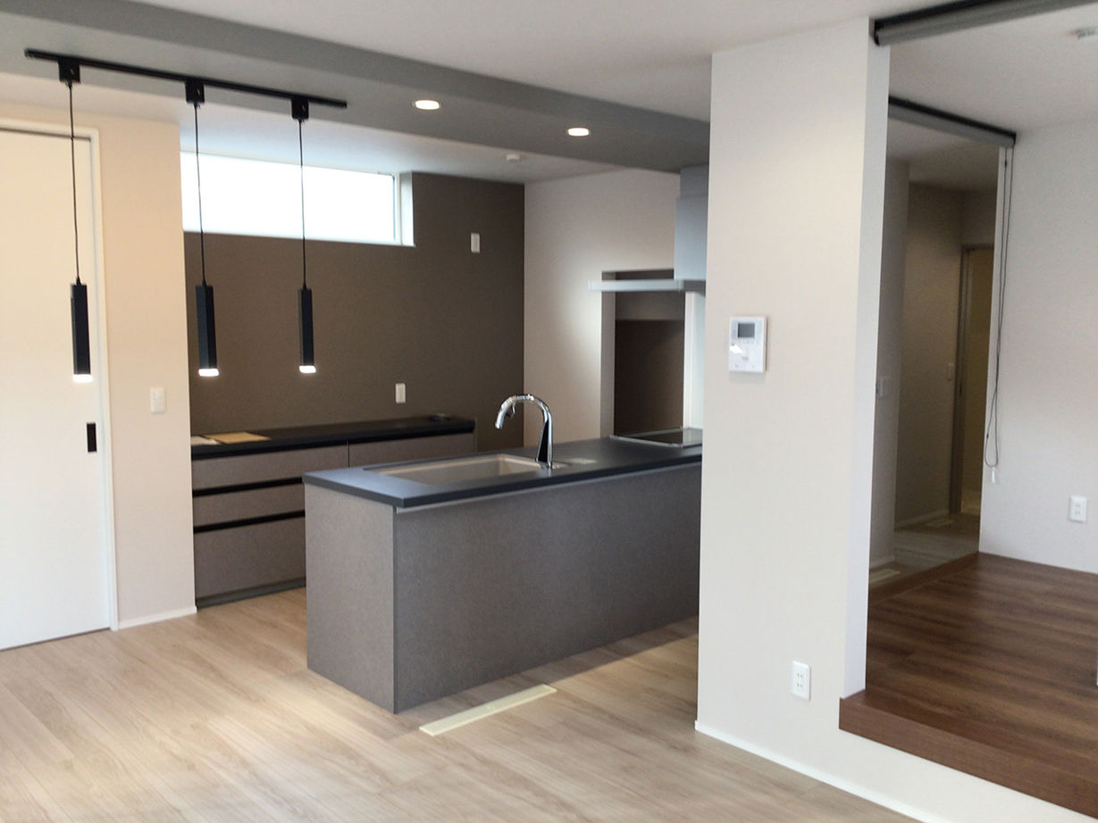 榎本建設 【2000万円台後半｜間取り図有】リビングに小上がりスペースがあり、人が集まって楽しく過ごす家の建築実例画像2