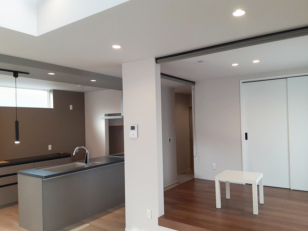 榎本建設 【2000万円台後半｜間取り図有】リビングに小上がりスペースがあり、人が集まって楽しく過ごす家の建築実例画像4