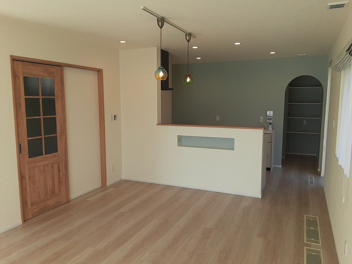 榎本建設 【2000万円台後半｜間取り図有】豪雪地帯のインナーガレージがあるナチュラルテイストの家の建築実例画像2