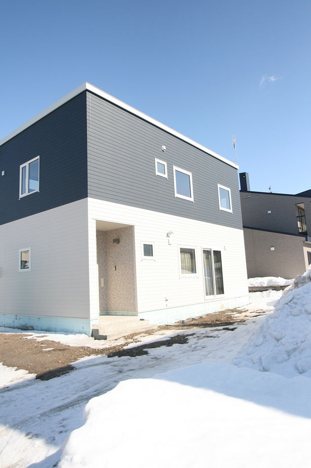 榎本建設 【2000万円台後半｜間取り図有】室内をぐるりと一周できる回遊動線。収納力もたっぷりな家の建築実例画像