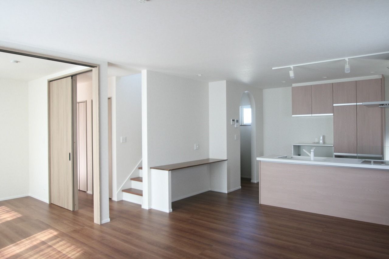 榎本建設 【2000万円台後半｜間取り図有】室内をぐるりと一周できる回遊動線。収納力もたっぷりな家の建築実例画像2