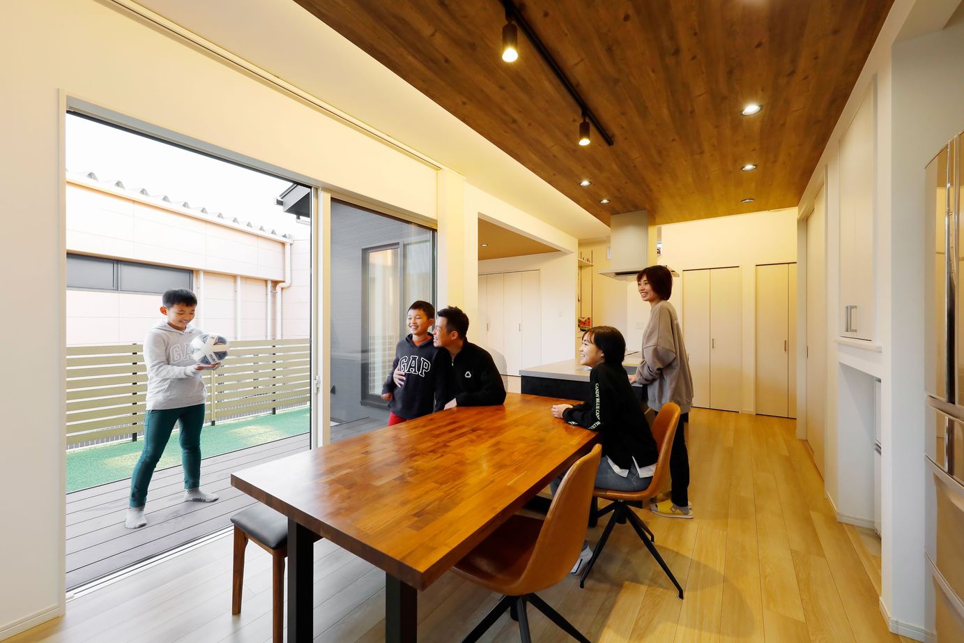 オネスティーハウス　石田屋 【太陽光蓄電池付/ウッドデッキ/間取図有】人柄に惚れ依頼して大正解！回遊動線も便利で家族が大満足の家の建築実例画像3