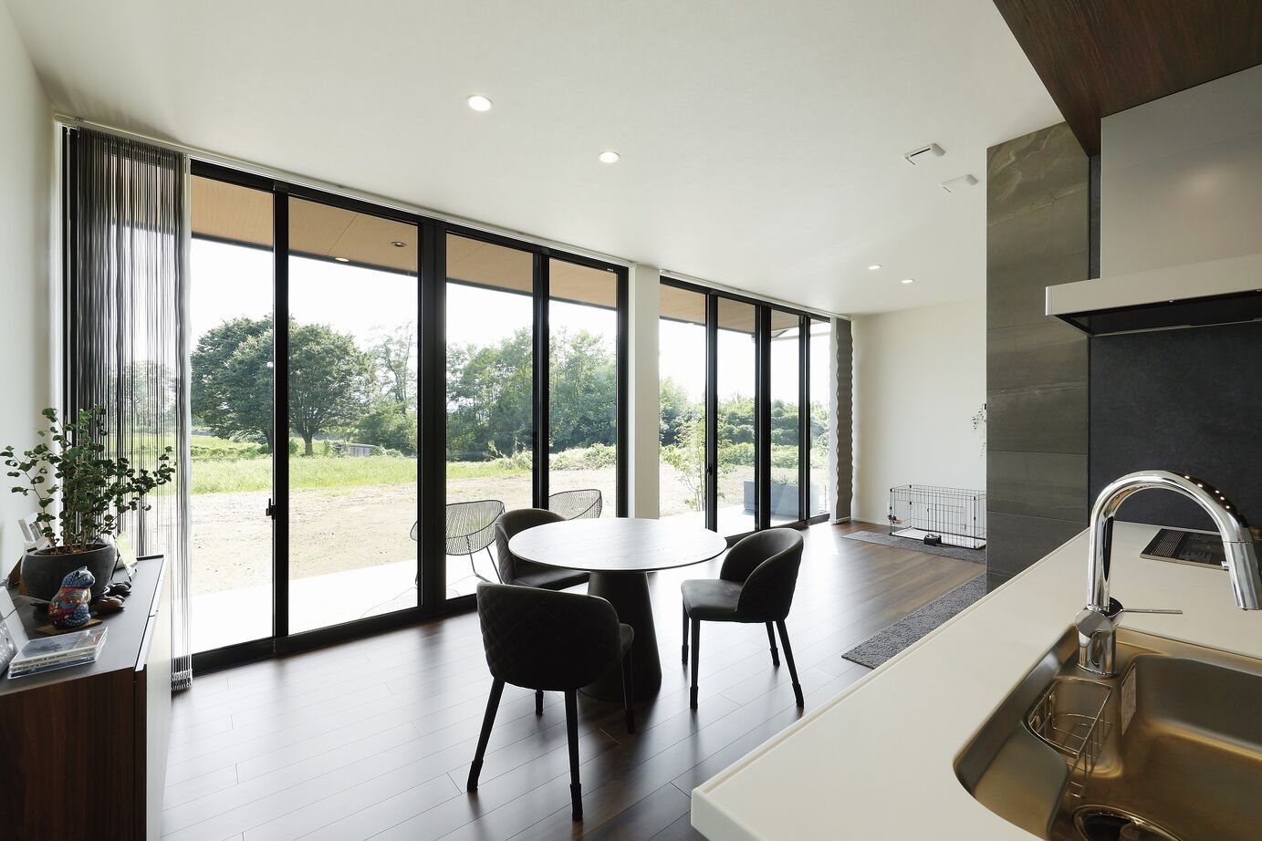 オネスティーハウス　石田屋 【平屋スタイル/建替/間取図有】こだわりの間取りと構造の強さ。電気を自給自足する平屋風の家の建築実例画像2