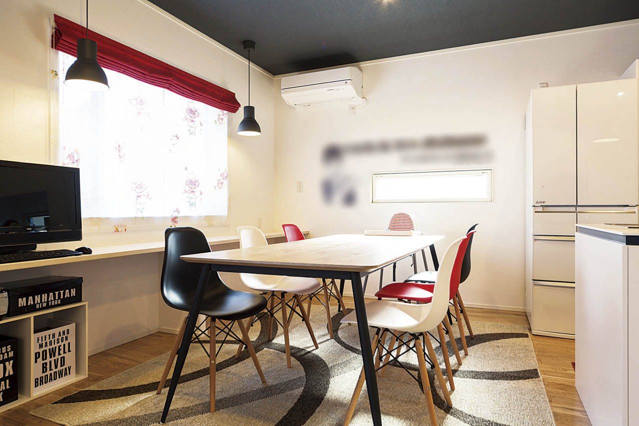 イシカワ 【2階建て／ダウンフロアリビング】モノトーン×ビビッドカラーの個性あふれるインテリア空間の建築実例画像2