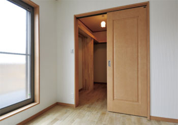福永工務店　一級建築士事務所 【1000万円台】無垢材の栗、杉、檜、松 深呼吸したくなる木の香りと温もりを感じる　自然素材の多収納な家の建築実例画像6