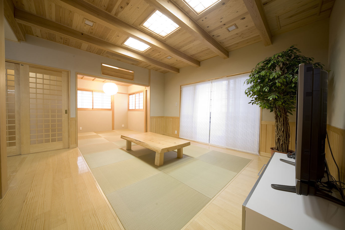 福永工務店　一級建築士事務所 【大阪市/ビルドインガレージ/RCと木造の混構造】紀州産檜、杉、松をふんだんに使用した上質な狭小住宅の建築実例画像3