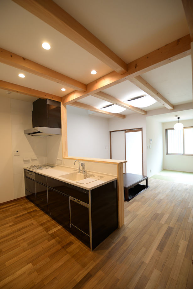 福永工務店　一級建築士事務所 【1000万円台/長期優良住宅/耐震等級３】天窓からの光が吹き抜けを介してLDKに。家事動線◎の木の住まいの建築実例画像2