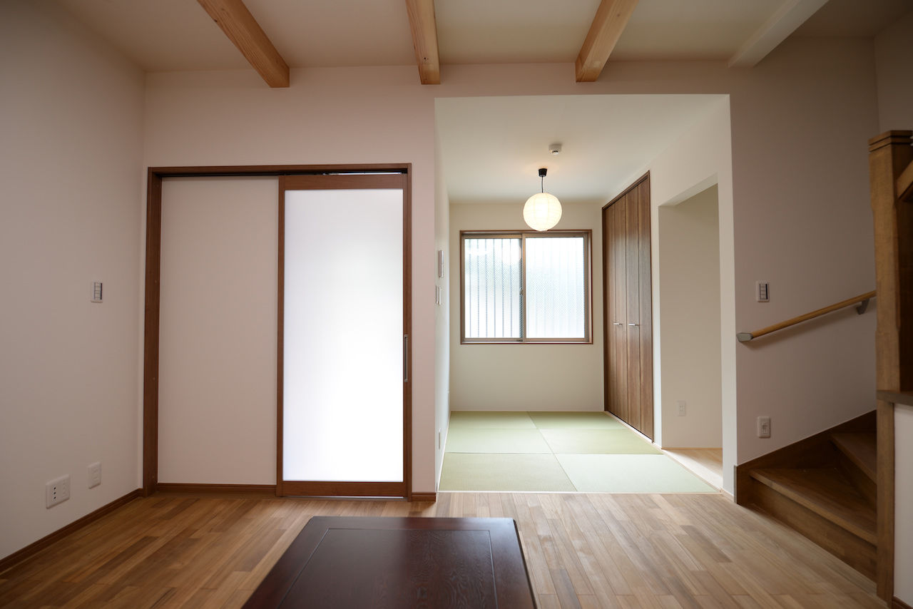 福永工務店　一級建築士事務所 【1000万円台/長期優良住宅/耐震等級３】天窓からの光が吹き抜けを介してLDKに。家事動線◎の木の住まいの建築実例画像3