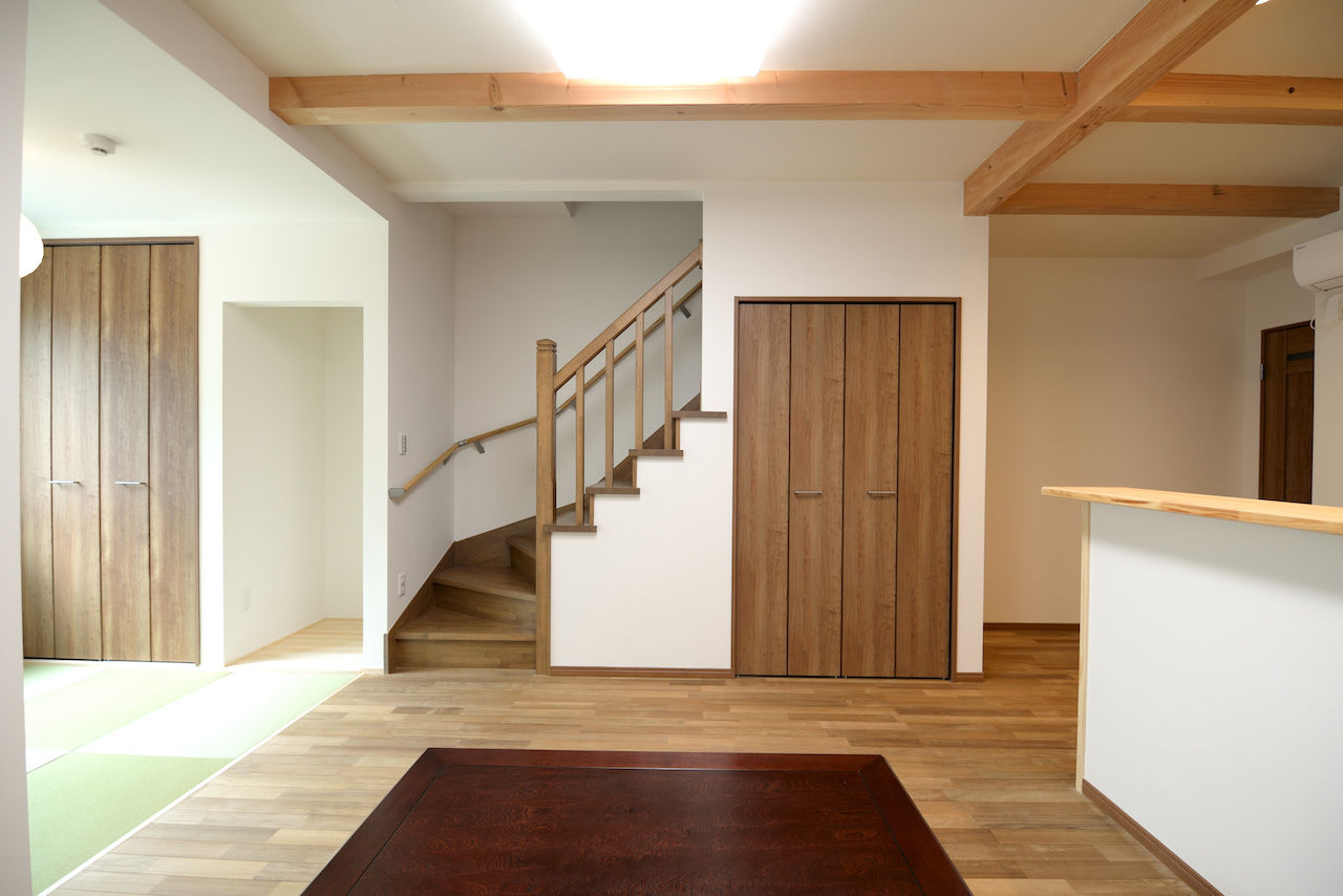 福永工務店　一級建築士事務所 【1000万円台/長期優良住宅/耐震等級３】天窓からの光が吹き抜けを介してLDKに。家事動線◎の木の住まいの建築実例画像4