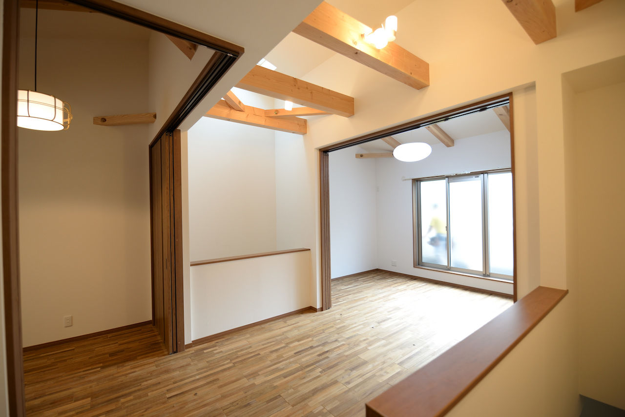 福永工務店　一級建築士事務所 【1000万円台/長期優良住宅/耐震等級３】天窓からの光が吹き抜けを介してLDKに。家事動線◎の木の住まいの建築実例画像5