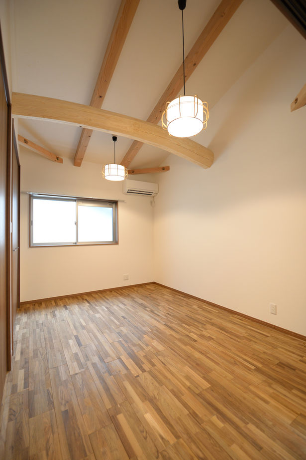 福永工務店　一級建築士事務所 【1000万円台/長期優良住宅/耐震等級３】天窓からの光が吹き抜けを介してLDKに。家事動線◎の木の住まいの建築実例画像6