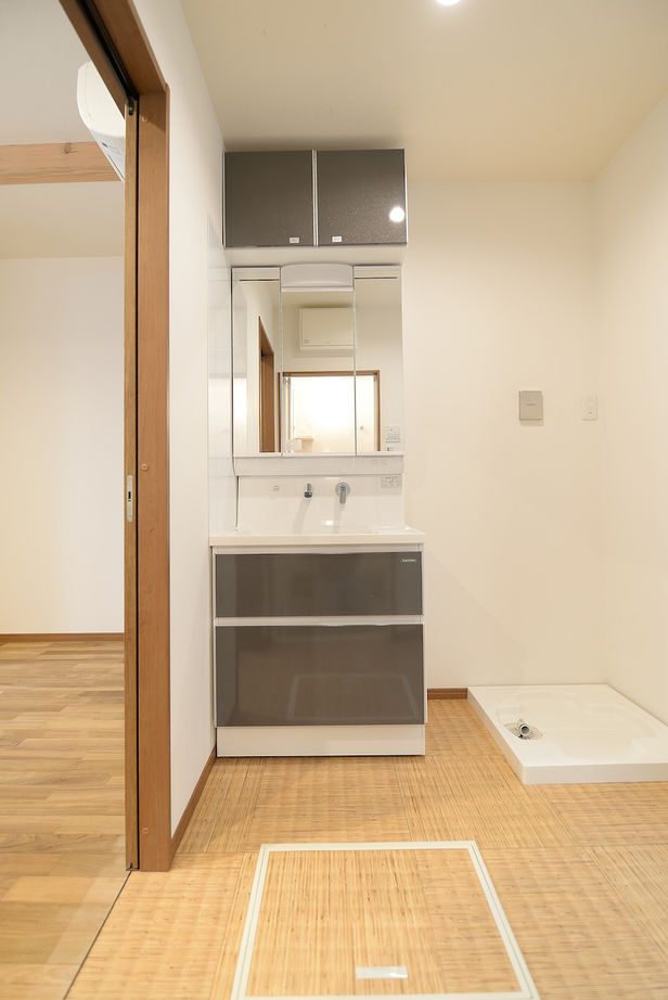 福永工務店　一級建築士事務所 【1000万円台/長期優良住宅/耐震等級３】天窓からの光が吹き抜けを介してLDKに。家事動線◎の木の住まいの建築実例画像7