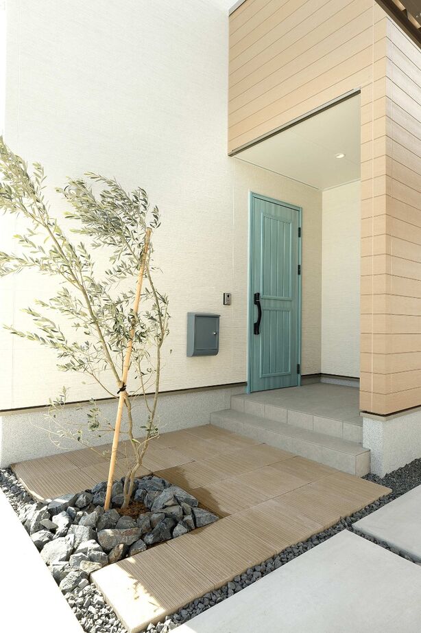 内藤建設 NAITO HOME 【3000万円台/4LDK】アイスブルーの玄関ドアが可愛い"cafe　like"な家の建築実例画像2