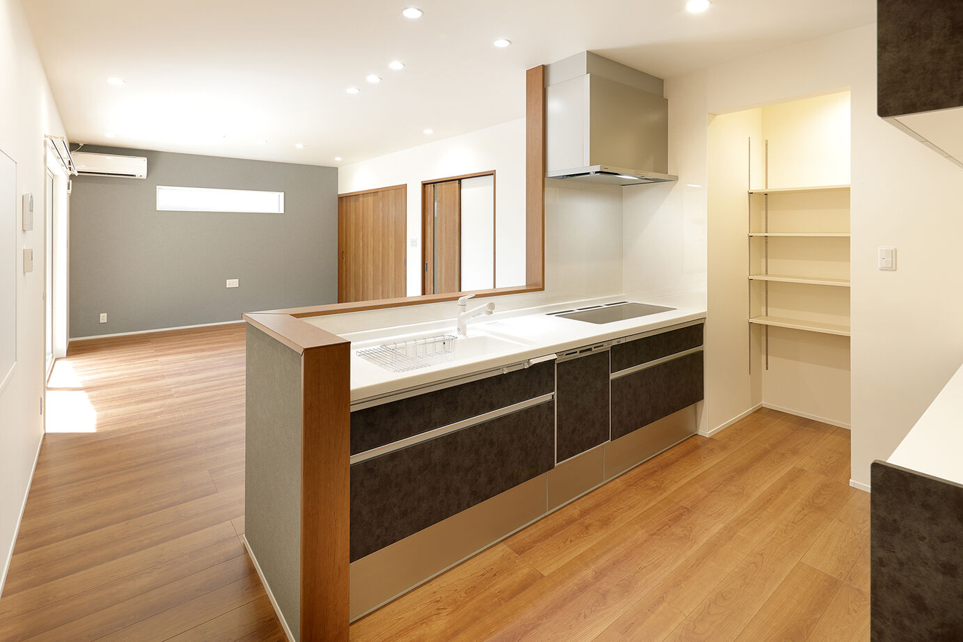 内藤建設 NAITO HOME 【平屋／収納充実／家事動線／間取図有】アウトドアリビングのある、子育てを楽しむ平屋の建築実例画像6