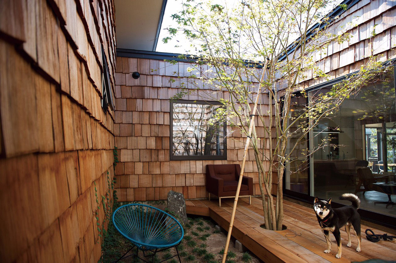 カタチハウス 【中庭・薪ストーブ・間取り有】レッドシダーの外壁で個性を演出した平屋の家の建築実例画像3