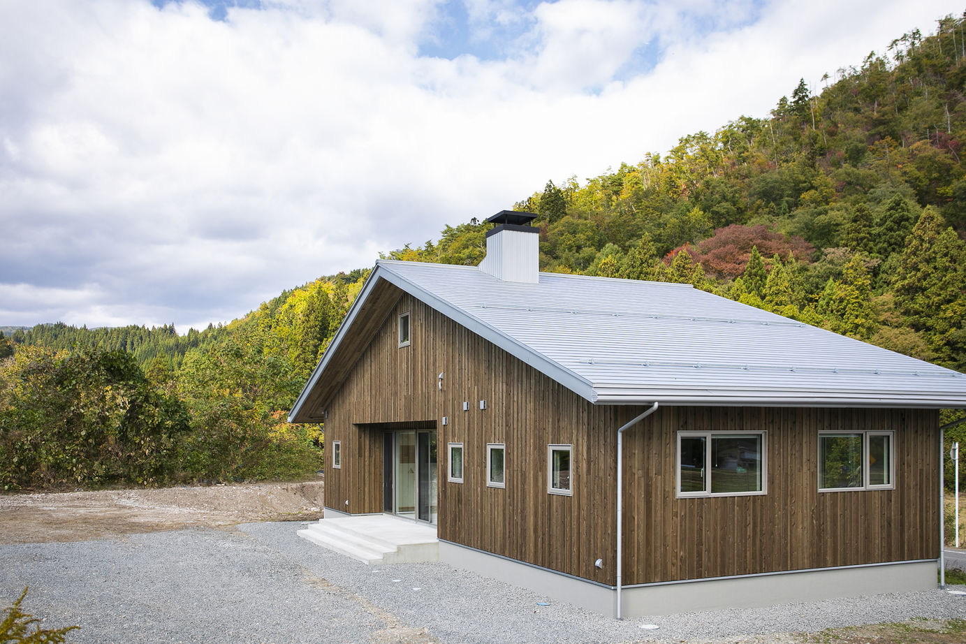 カタチハウス 【猫と暮らす家】屋久島杉+ウッドロングエコの外壁　自然に囲まれた夢の平屋の建築実例画像2