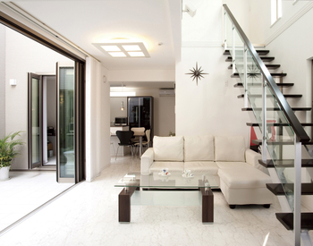 住友不動産ハウジング 【中庭／リビング階段／34坪／間取り図有】プライバシーを守りながら光を満喫。家族が集うパティオのある家の建築実例画像2