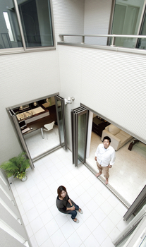 住友不動産ハウジング 【中庭／リビング階段／34坪／間取り図有】プライバシーを守りながら光を満喫。家族が集うパティオのある家の建築実例画像3