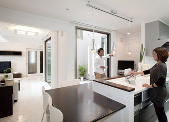 住友不動産ハウジング 【中庭／リビング階段／34坪／間取り図有】プライバシーを守りながら光を満喫。家族が集うパティオのある家の建築実例画像4