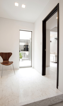 住友不動産ハウジング 【中庭／リビング階段／34坪／間取り図有】プライバシーを守りながら光を満喫。家族が集うパティオのある家の建築実例画像5