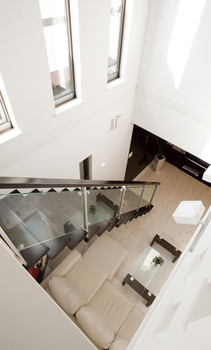 住友不動産ハウジング 【中庭／リビング階段／34坪／間取り図有】プライバシーを守りながら光を満喫。家族が集うパティオのある家の建築実例画像6