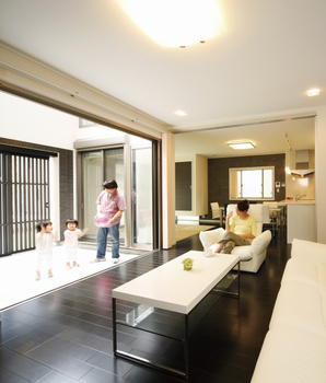 住友不動産ハウジング 【吹き抜け／リビング階段／38坪／間取り図有】中庭を囲むように建てた、光と風にあふれる住まいの建築実例画像2