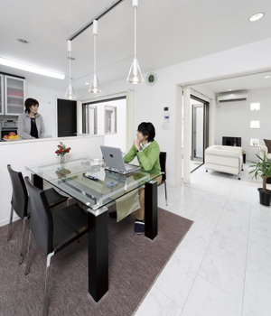 住友不動産ハウジング 【中庭／約48坪／間取り図有】LDKとつながるパティオ。明るく開放的な空間でのびのびと子育てができる家の建築実例画像3