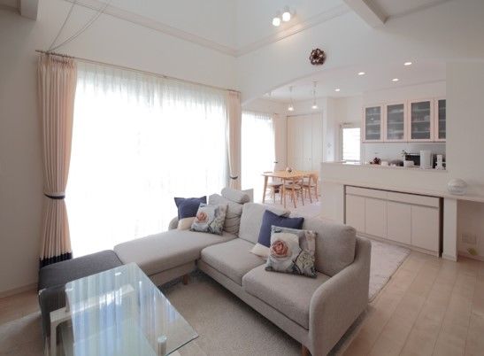 住友不動産ハウジング 【ビルトインガレージ／吹き抜け／和室／約61坪】ドライブや読書など趣味を満喫する南欧風の家の建築実例画像2