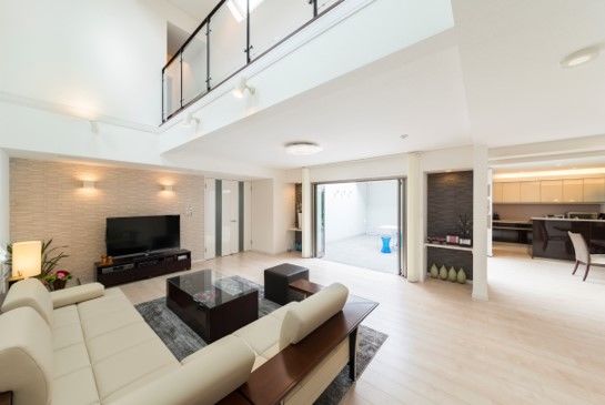 住友不動産ハウジング 【中庭／吹き抜け／約55坪】LDK＋パティオでゆとりある間取りを実現。全館空調で快適な都会の住まいの建築実例画像2