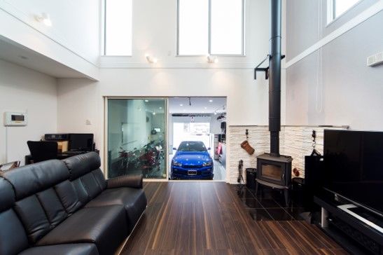 住友不動産ハウジング 【ビルトインガレージ／吹き抜け／約40坪】ソファに座って車と薪ストーブを眺める夢を叶えた家の建築実例画像2