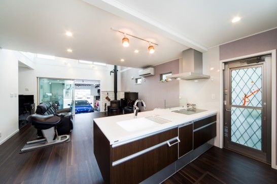 住友不動産ハウジング 【ビルトインガレージ／吹き抜け／約40坪】ソファに座って車と薪ストーブを眺める夢を叶えた家の建築実例画像4