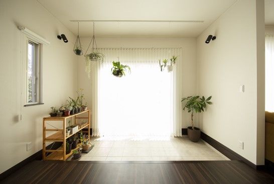 住友不動産ハウジング 【家事動線／約44坪】青空に映える美しい外観。明るいリビングや植物を愉しむ土間空間で気持ちよく暮らすの建築実例画像2