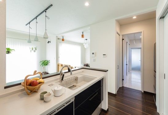 住友不動産ハウジング 【家事動線／約44坪】青空に映える美しい外観。明るいリビングや植物を愉しむ土間空間で気持ちよく暮らすの建築実例画像4