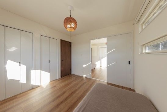 住友不動産ハウジング 【家事動線／約44坪】青空に映える美しい外観。明るいリビングや植物を愉しむ土間空間で気持ちよく暮らすの建築実例画像5