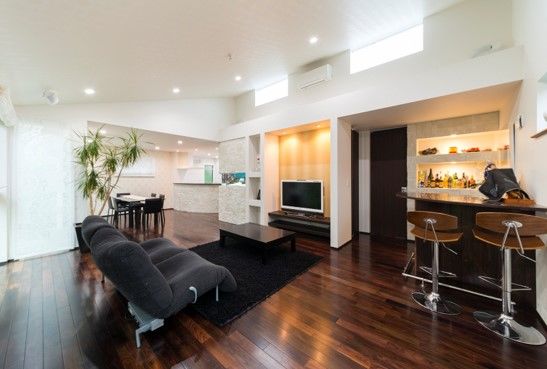 住友不動産ハウジング 【2階リビング／バーカウンター／約43坪】秀逸なデザインと実用性を両立。コストパフォーマンスにも満足の建築実例画像2