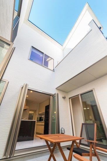 住友不動産ハウジング 【2階建て／中庭】プライベートコートを中心とした、夏は涼しく冬は温かな断熱性能の高い住まいに大満足の建築実例画像2