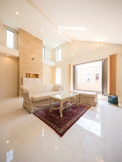 住友不動産ハウジング 【2階リビング／約40坪】ゲストをゆっくりおもてなしできる、高級ホテルのような美しい住まいに大満足の建築実例画像2