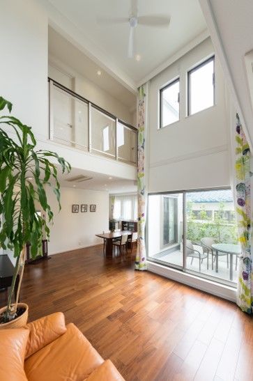 住友不動産ハウジング 【3階建て／ビルトインガレージ／約89坪】吹き抜けの開放感が心地よい、季節を楽しむ二世帯住宅の建築実例画像2