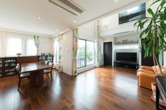 住友不動産ハウジング 【3階建て／ビルトインガレージ／約89坪】吹き抜けの開放感が心地よい、季節を楽しむ二世帯住宅の建築実例画像3