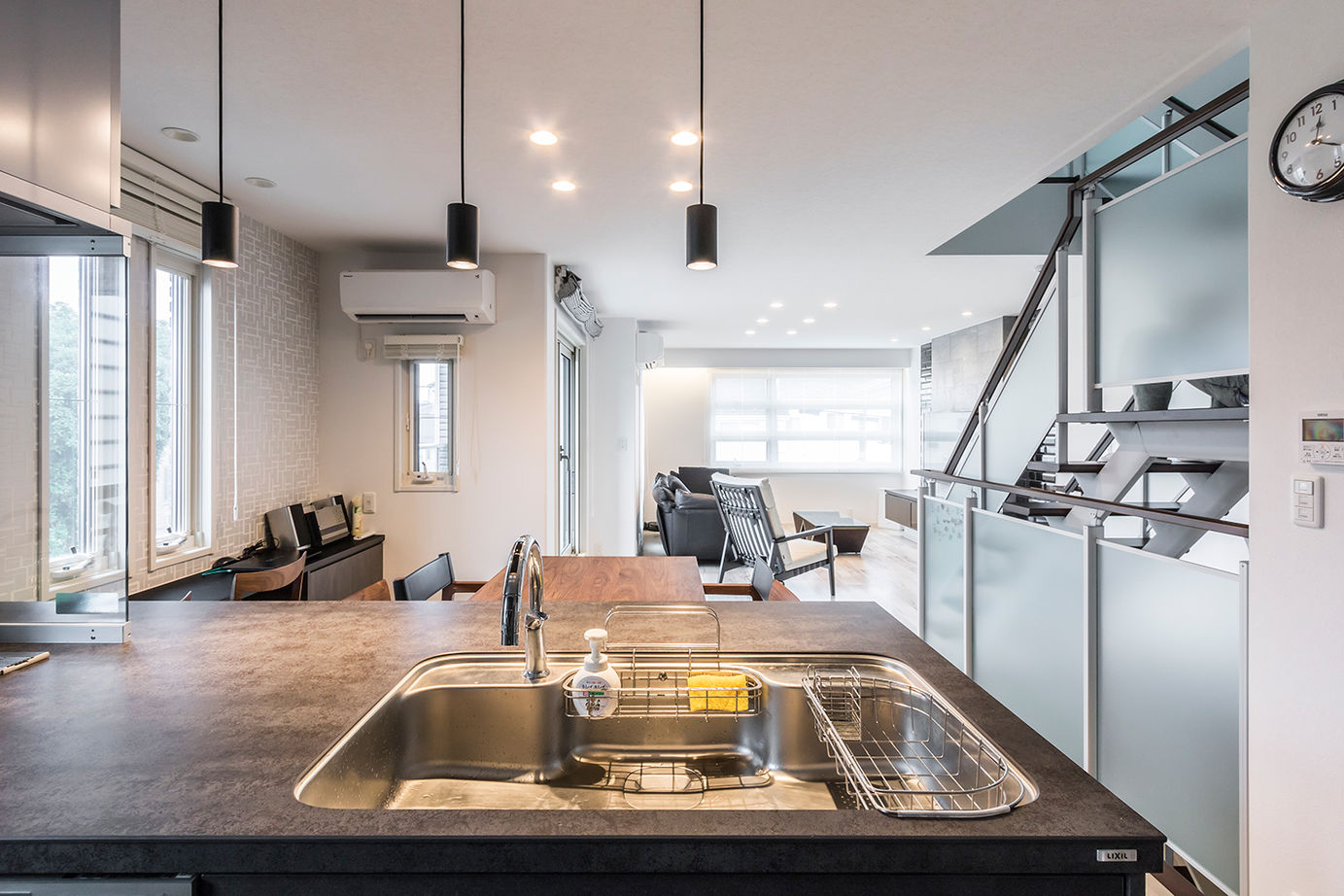 セキスイハイム 忙しい共働き家族にうれしい工夫や収納を随所に。約31坪の敷地を生かしたスタイリッシュな３階建ての建築実例画像2