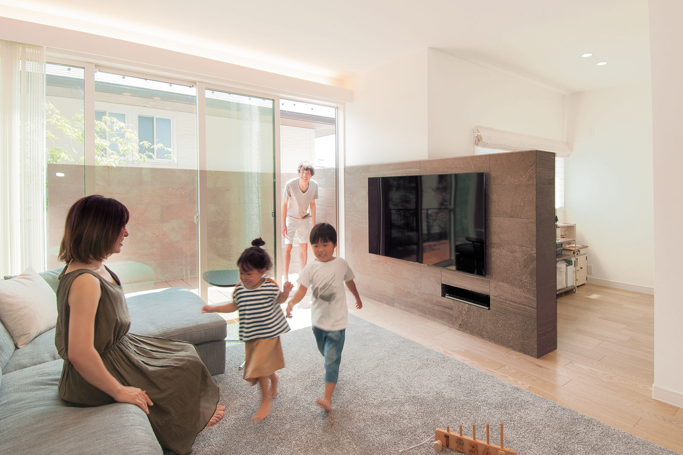 セキスイハイム ウチとソトがつながり、美しく広がる暮らしの空間。巧みな家事・子育て動線が共働き家族を支える家の建築実例画像1