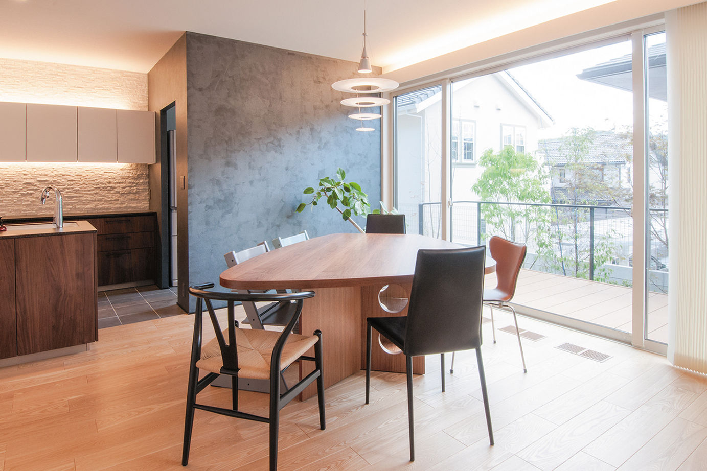 セキスイハイム ウチとソトがつながり、美しく広がる暮らしの空間。巧みな家事・子育て動線が共働き家族を支える家の建築実例画像2