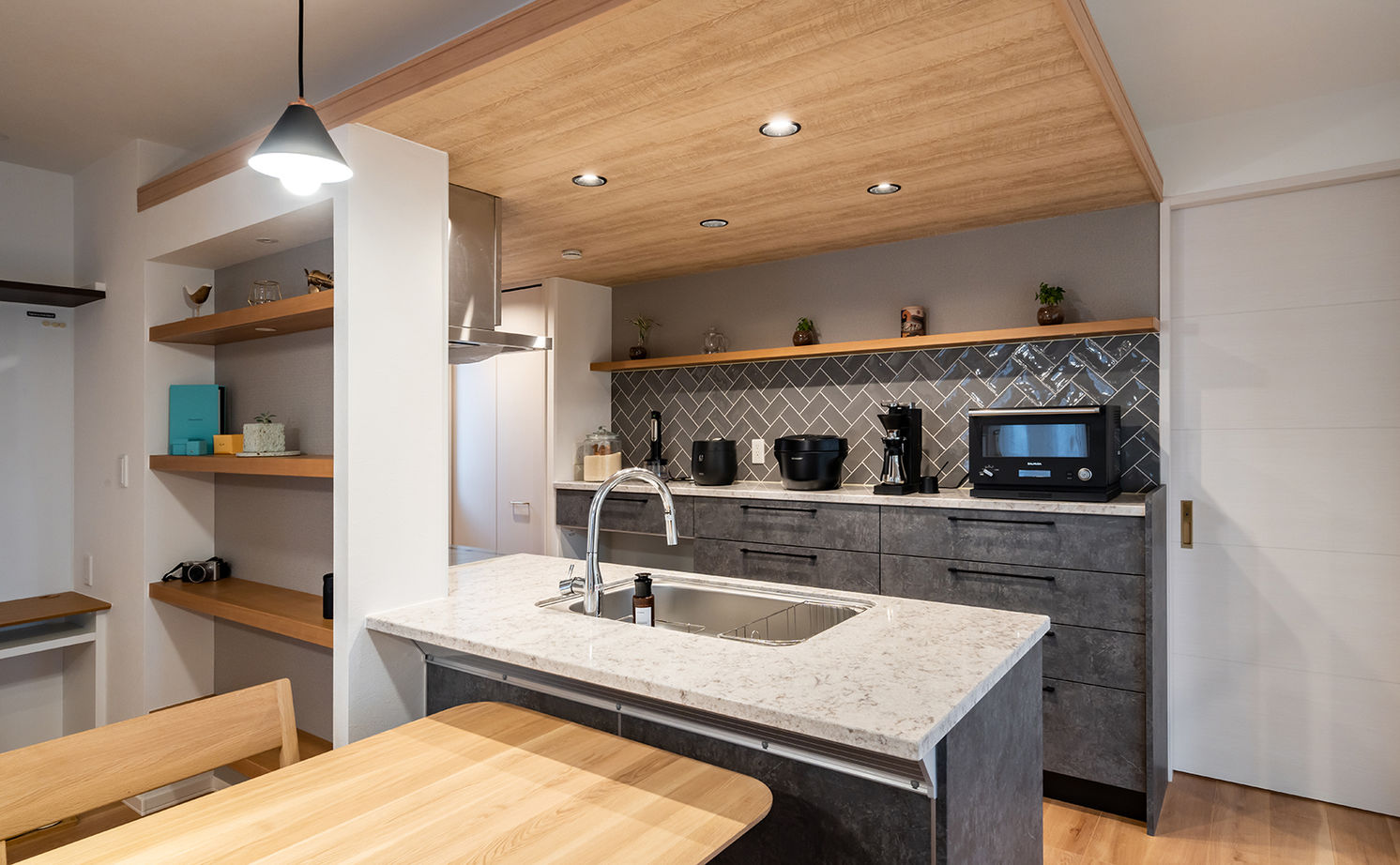 セキスイハイム 【延床48.2坪/両親+夫婦】約36坪の土地に建つ、明るくあたたかな３階建て完全分離二世帯の住まいの建築実例画像3