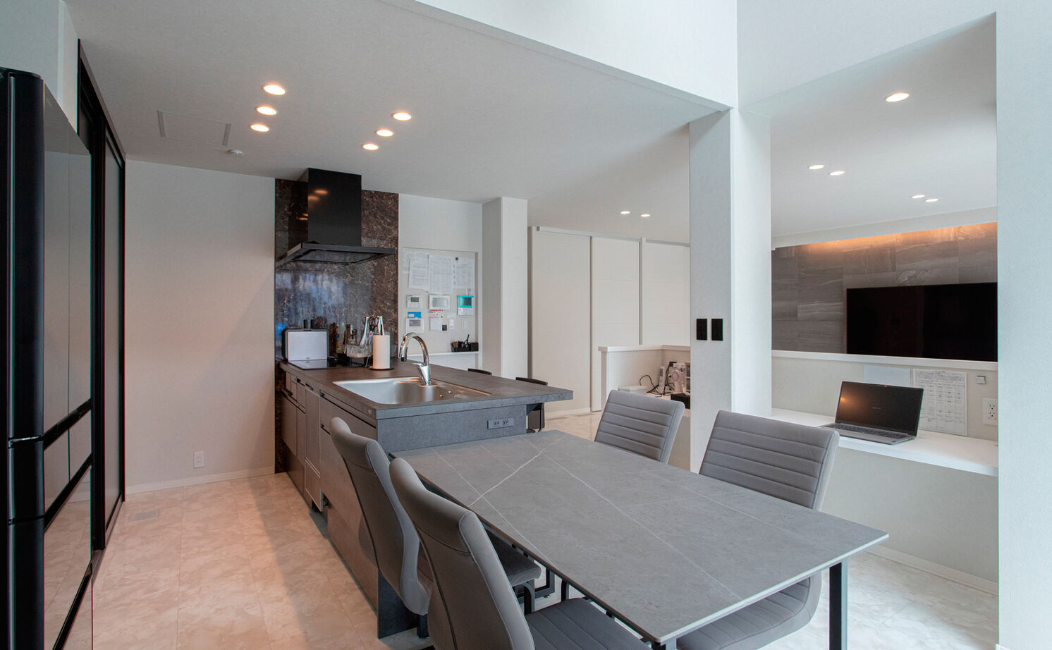 セキスイハイム 【30.5坪/夫婦+子ども2人】大開口の広いLDKや回遊動線、大型収納など、家族を第一に想い設計した平屋住宅の建築実例画像4