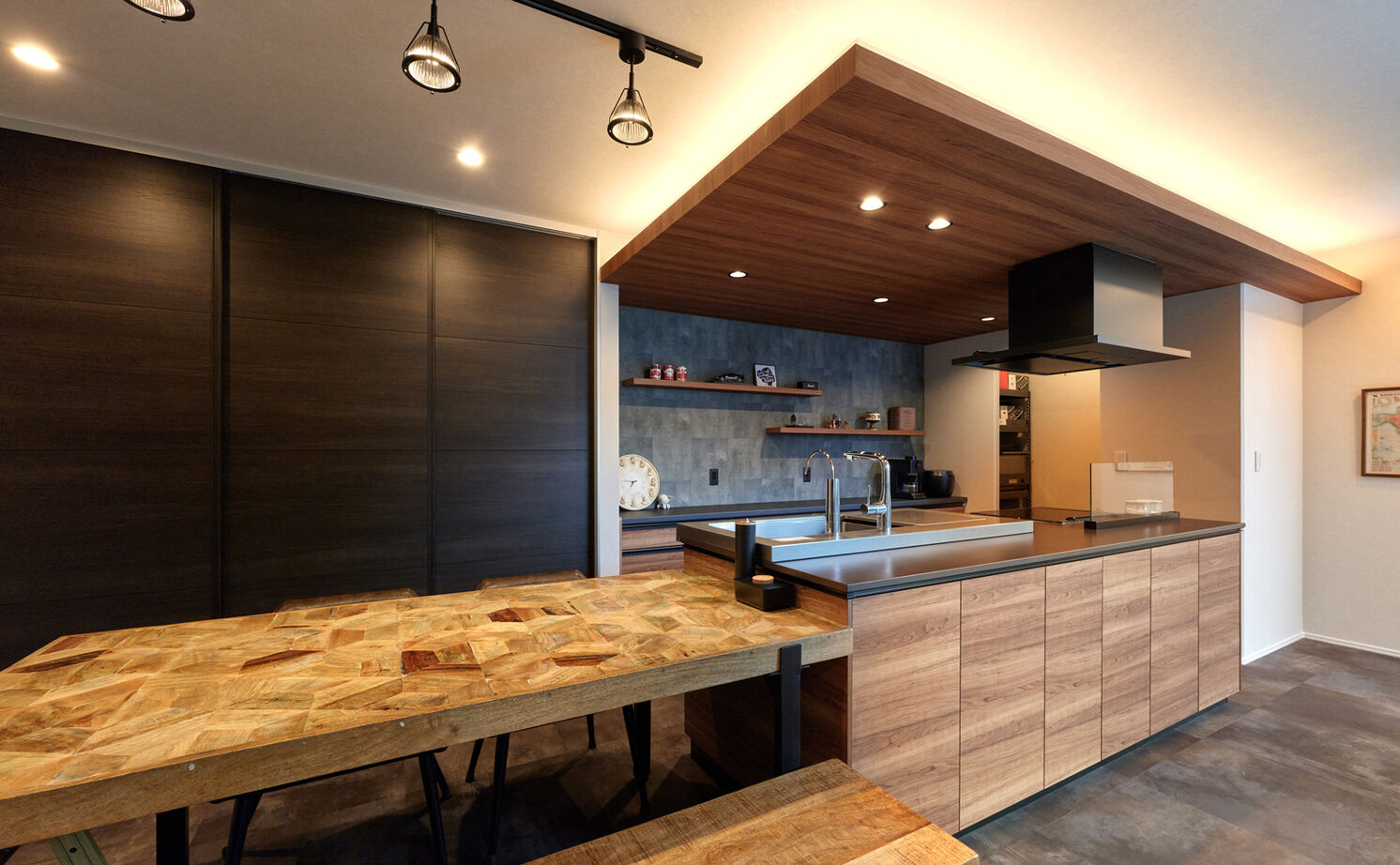 セキスイハイム 【ガレージハウス/夫婦+子ども2人】家具との調和を重視した空間設計。2台分のビルトインガレージを叶えた家の建築実例画像6