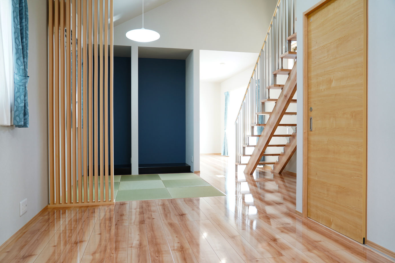 千里殖産 グレーの外観でまとまったスタイリッシュモダンハウスの建築実例画像2