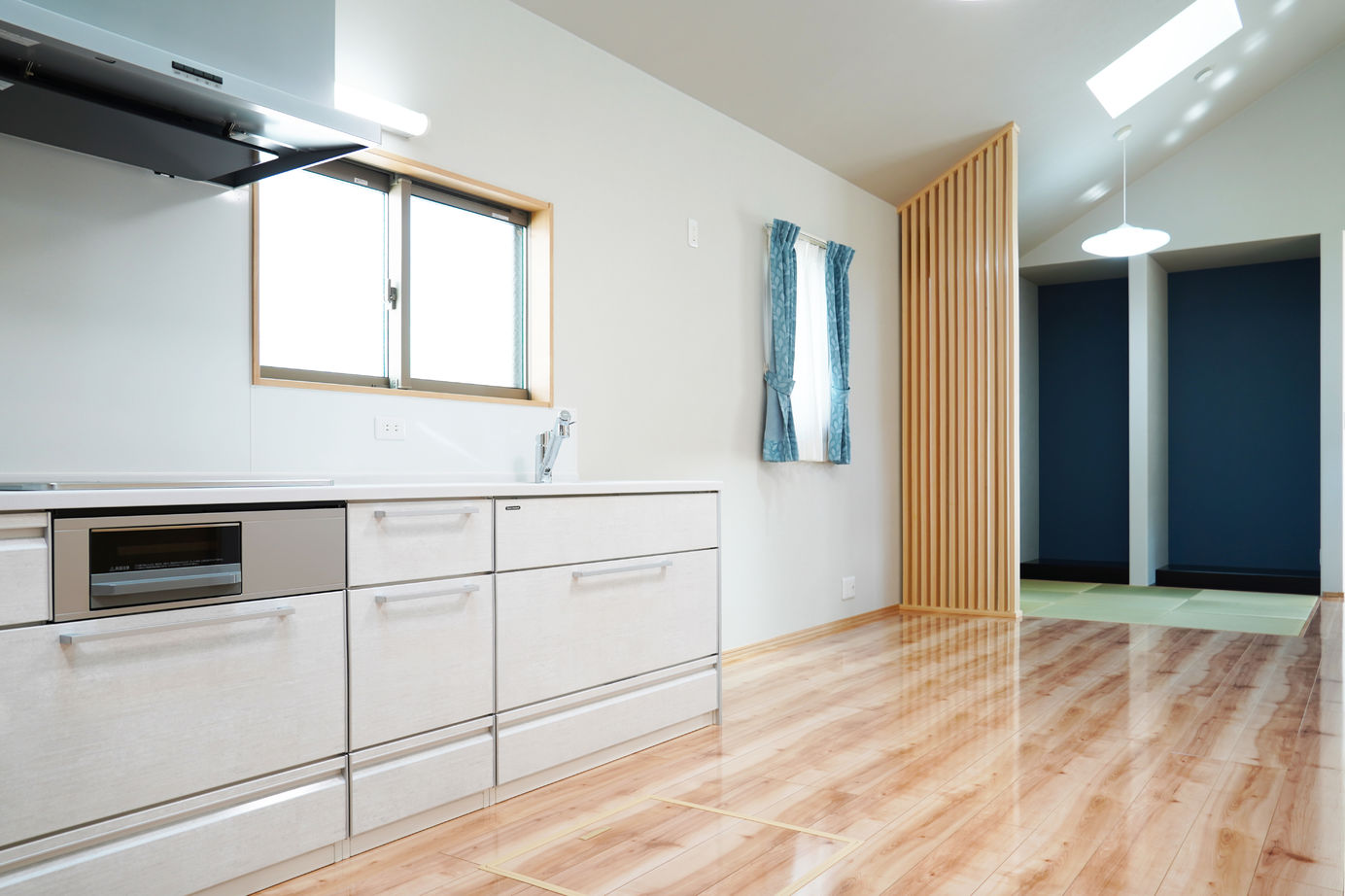 千里殖産 グレーの外観でまとまったスタイリッシュモダンハウスの建築実例画像3