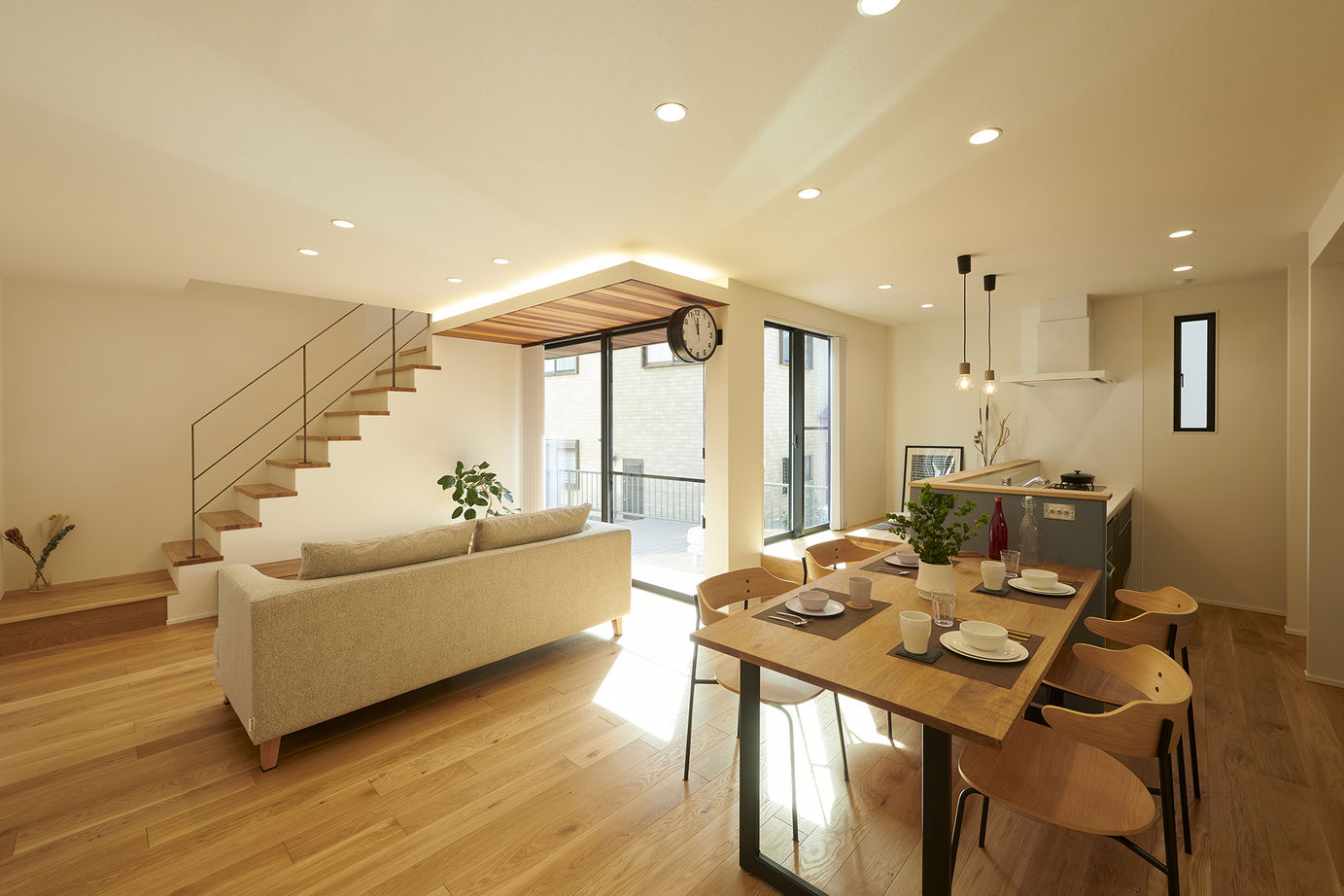 マコトホーム 【大津/2000万円台/30坪台/土地探し】広々リビングに人が集う。家族構成に応じて自由に部屋数を増やせる家の建築実例画像1