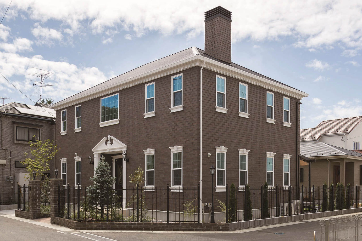 ロビンスジャパン 【2000万円台/44.6坪/レンガ/ジョージアン/間取り図公開】アンティークが似合うレンガの家の建築実例画像